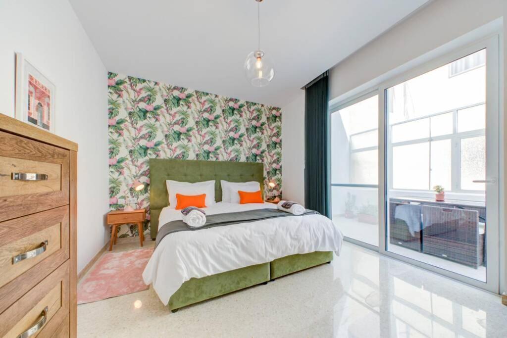 Colorful & Spacious Home With Yard - Close To Xemxija Bay セント・ポールズ・ベイ エクステリア 写真