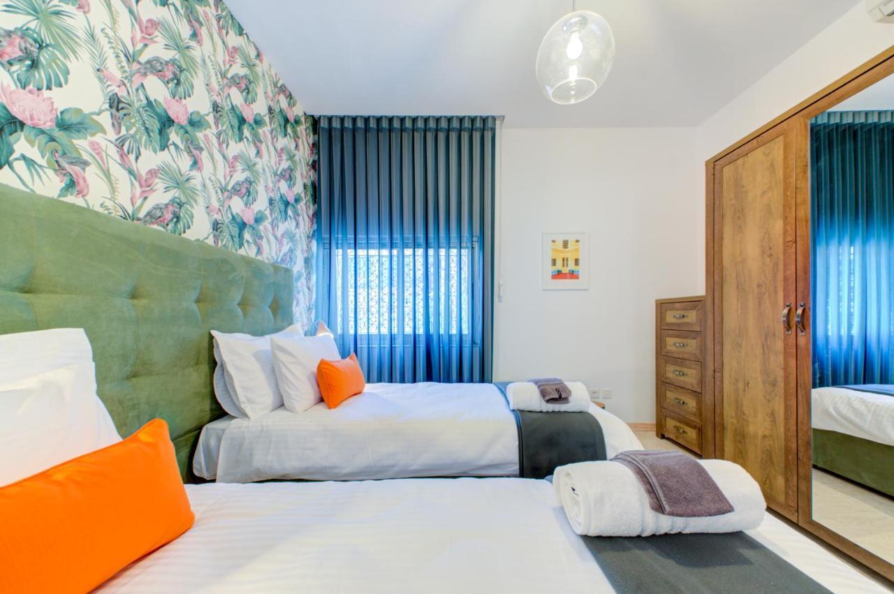 Colorful & Spacious Home With Yard - Close To Xemxija Bay セント・ポールズ・ベイ エクステリア 写真