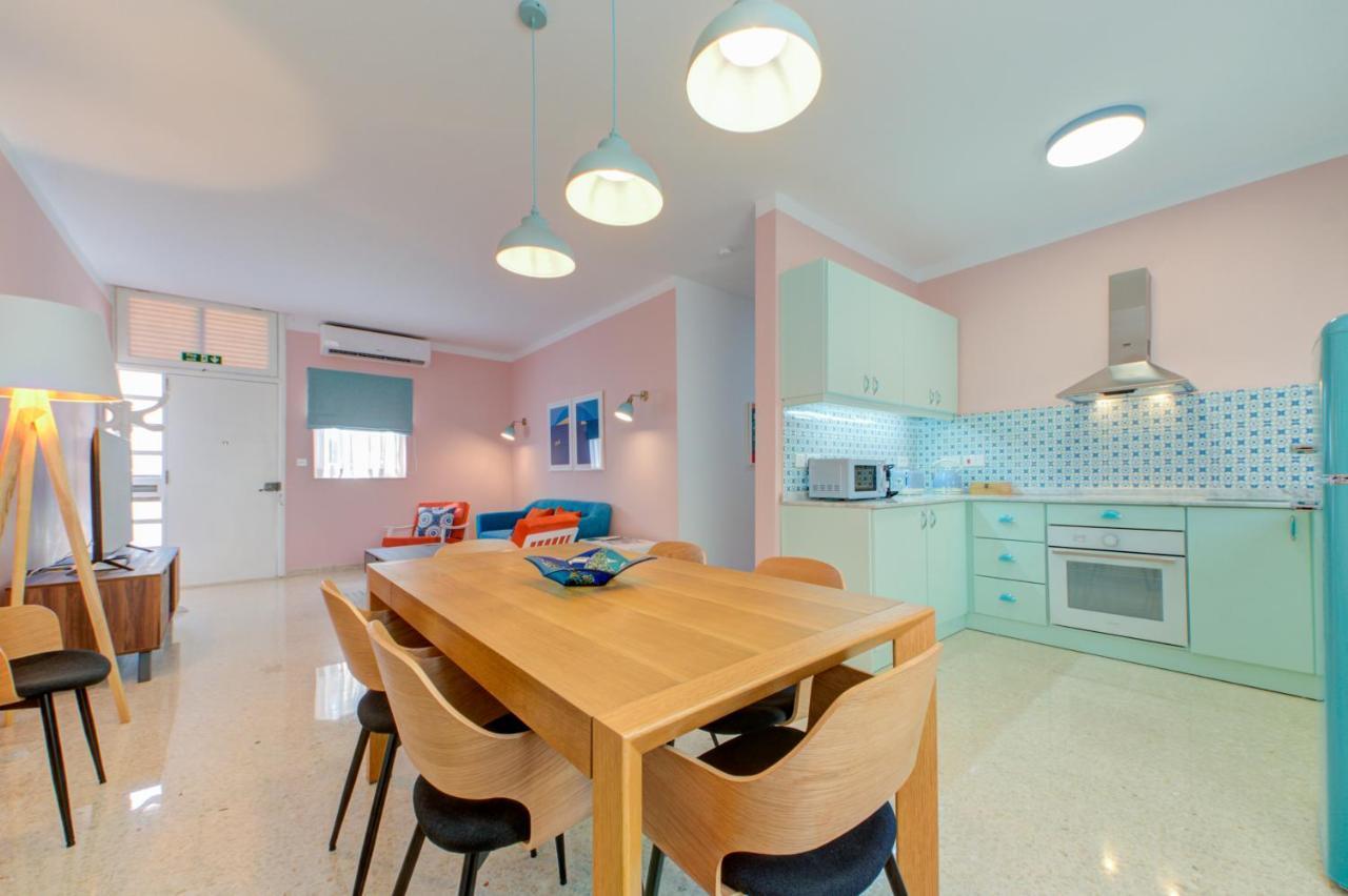 Colorful & Spacious Home With Yard - Close To Xemxija Bay セント・ポールズ・ベイ エクステリア 写真