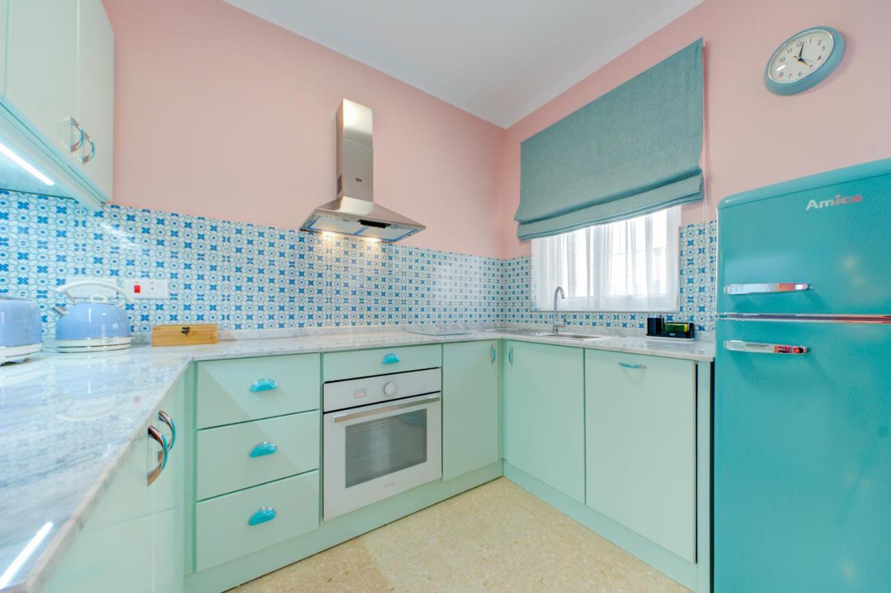 Colorful & Spacious Home With Yard - Close To Xemxija Bay セント・ポールズ・ベイ エクステリア 写真