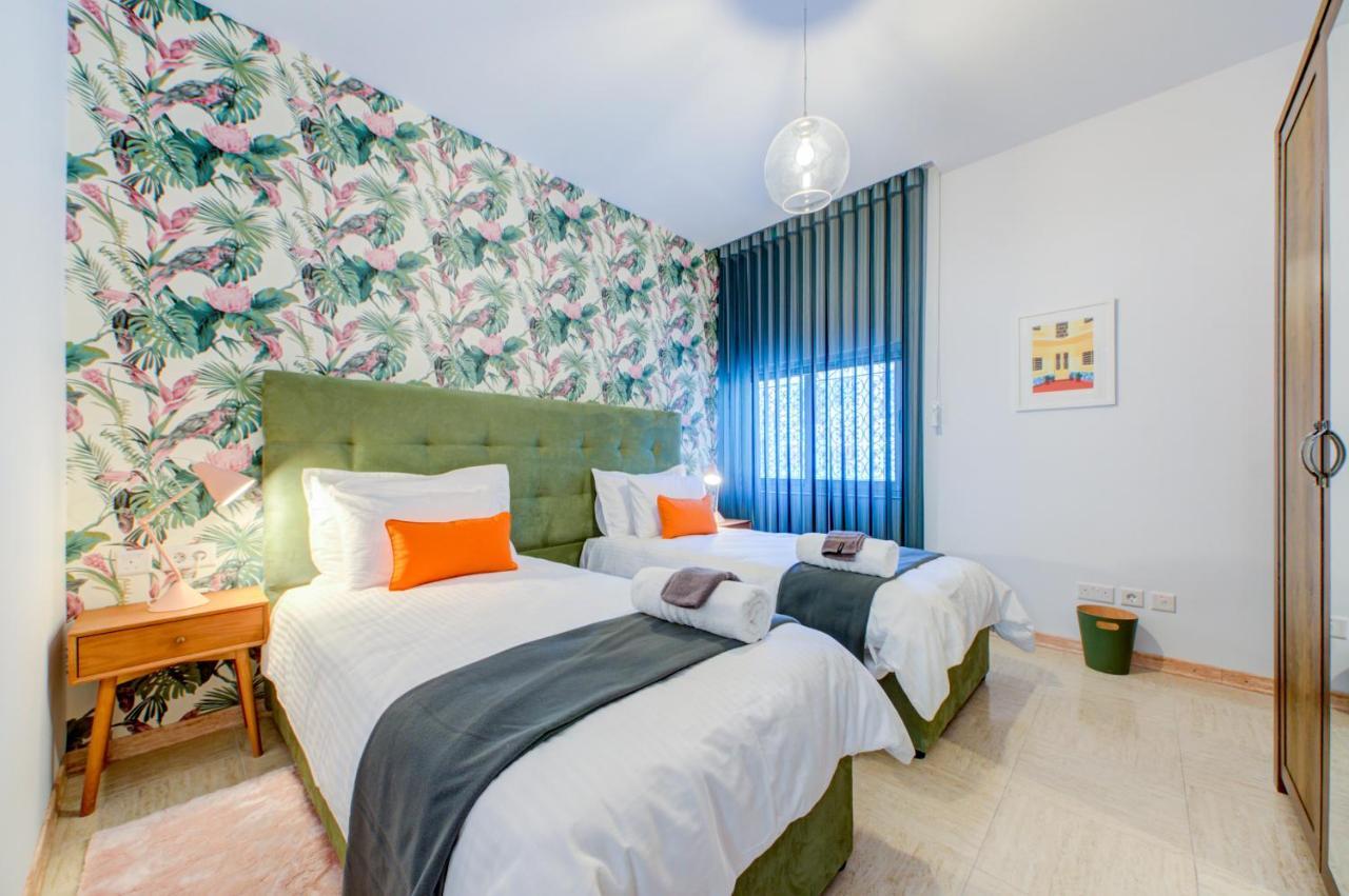 Colorful & Spacious Home With Yard - Close To Xemxija Bay セント・ポールズ・ベイ エクステリア 写真