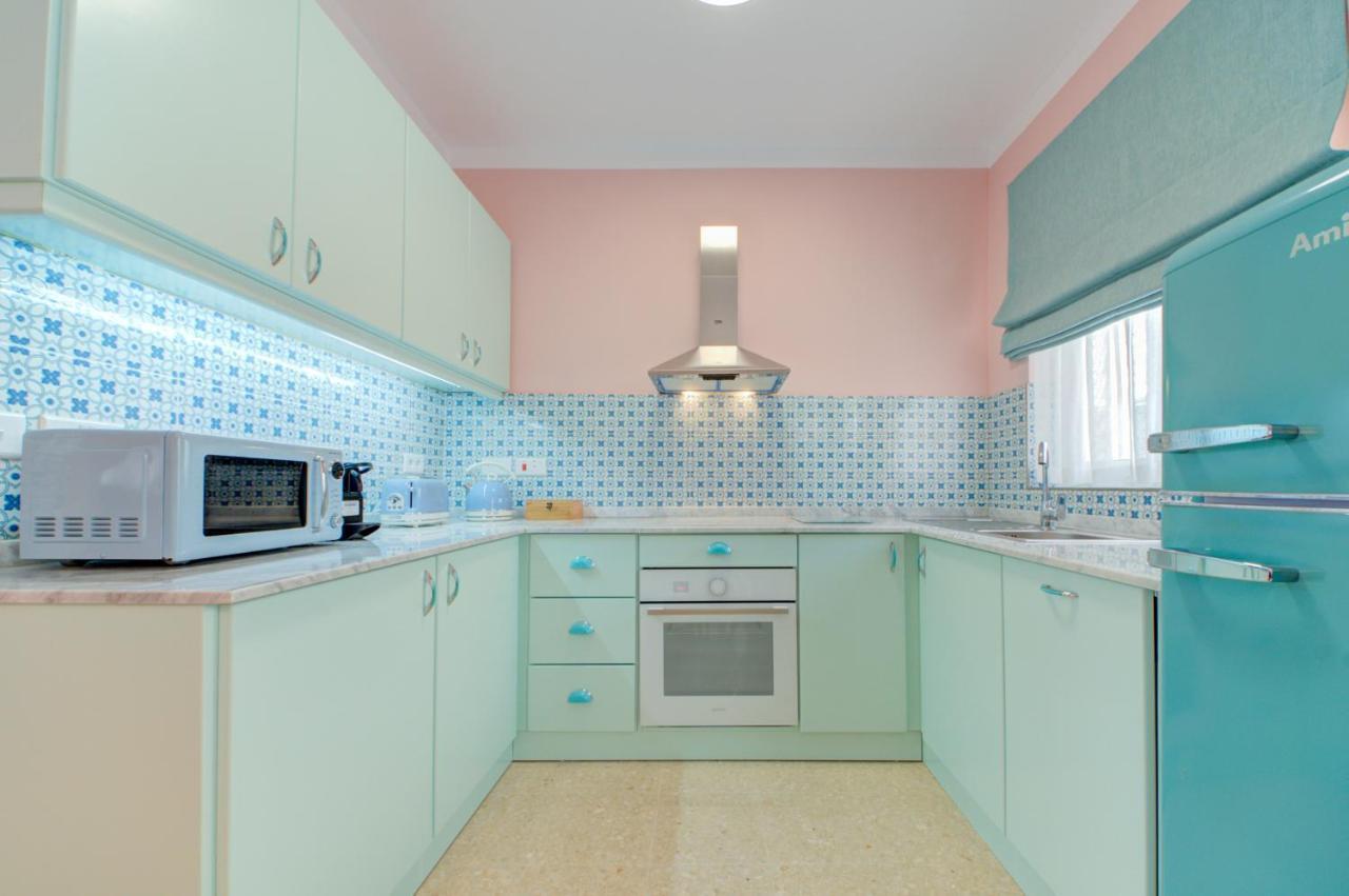 Colorful & Spacious Home With Yard - Close To Xemxija Bay セント・ポールズ・ベイ エクステリア 写真