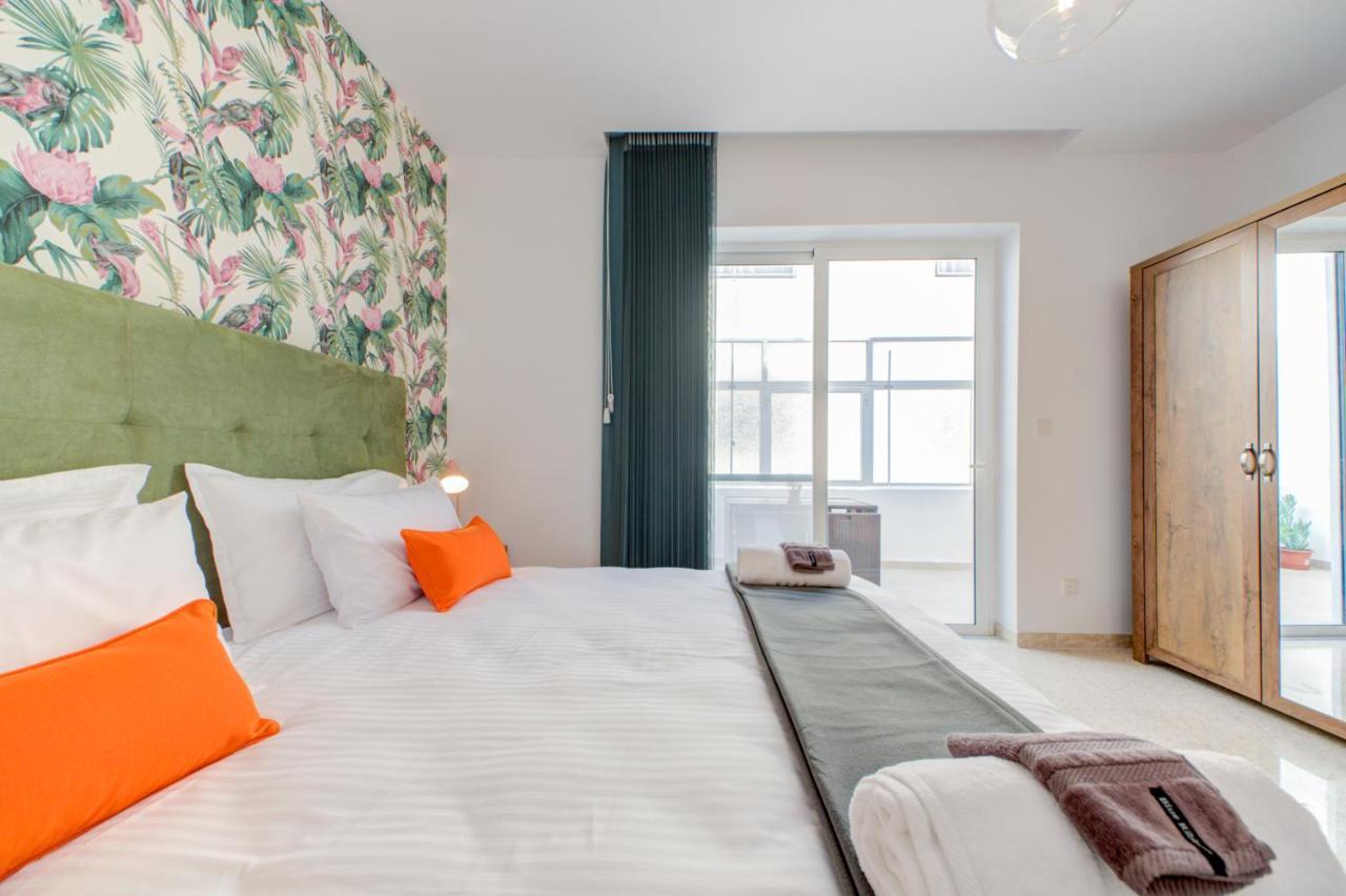 Colorful & Spacious Home With Yard - Close To Xemxija Bay セント・ポールズ・ベイ エクステリア 写真